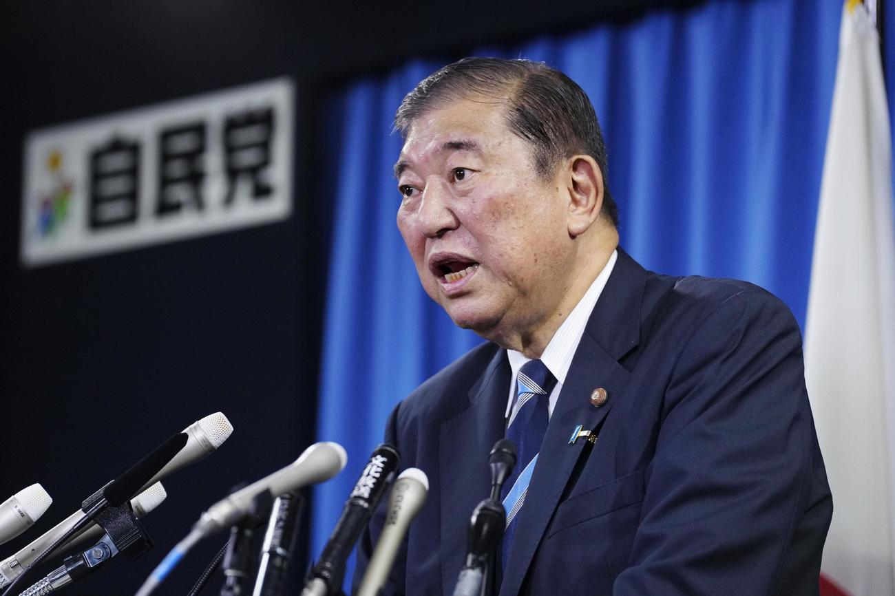 次期首相として衆院選の日程を表明する自民党の石破茂総裁（共同）