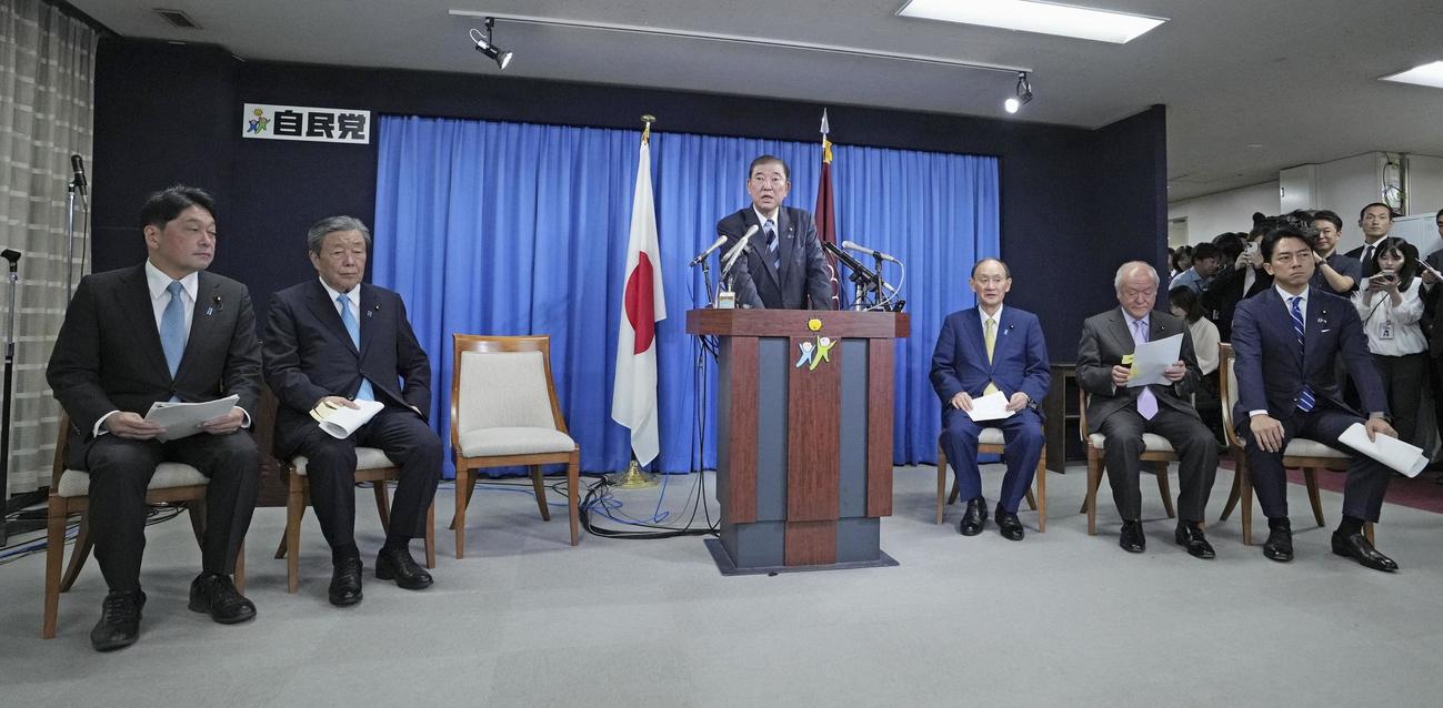 次期首相として衆院選の日程を表明する自民党の石破茂総裁。（左から）小野寺五典政調会長、森山裕幹事長、菅義偉副総裁、鈴木俊一総務会長、小泉進次郎選対委員長が同席した（共同）