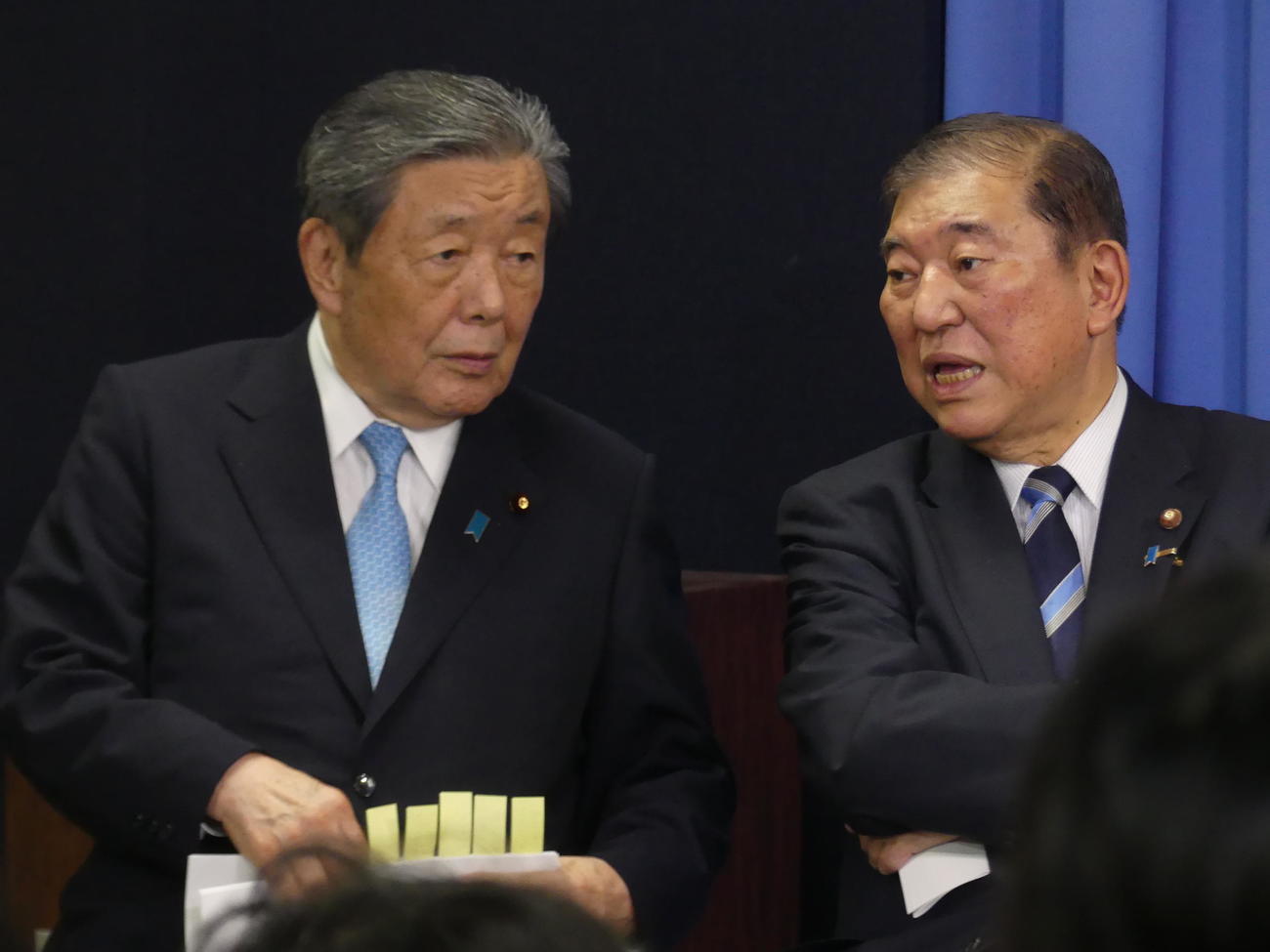 就任会見前に言葉を交わす自民党の石破茂総裁（右）と森山裕幹事長（撮影・中山知子）