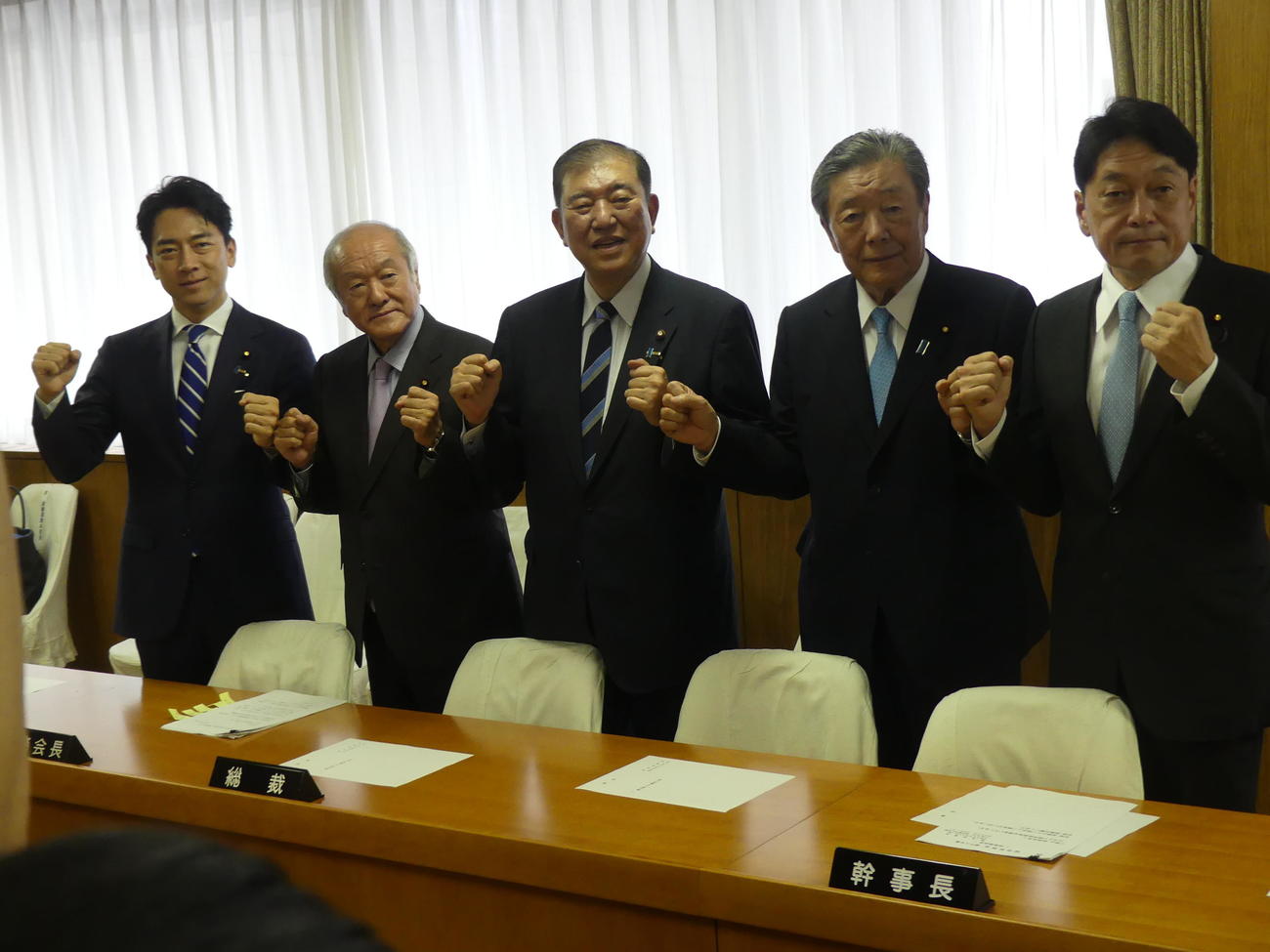 自民党の新執行部。左から小泉進次郎選対委員長、鈴木俊一総務会長、石破茂総裁、森山裕幹事長、小野寺五典政調会長（撮影・中山知子）