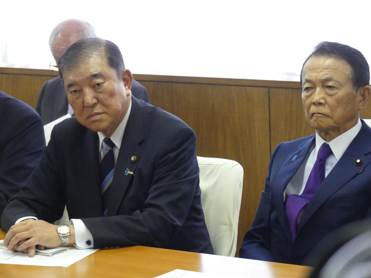 臨時総務会に出席した石破茂総裁（左）と、党最高顧問に就任した麻生太郎氏（撮影・中山知子）