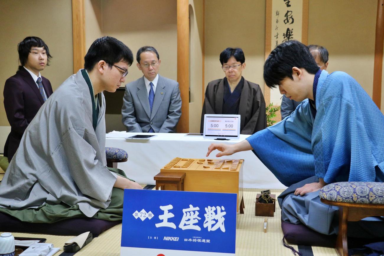 王座戦5番勝負第3局に臨んだ藤井聡太王座（右）永瀬拓矢九段（外部提供）