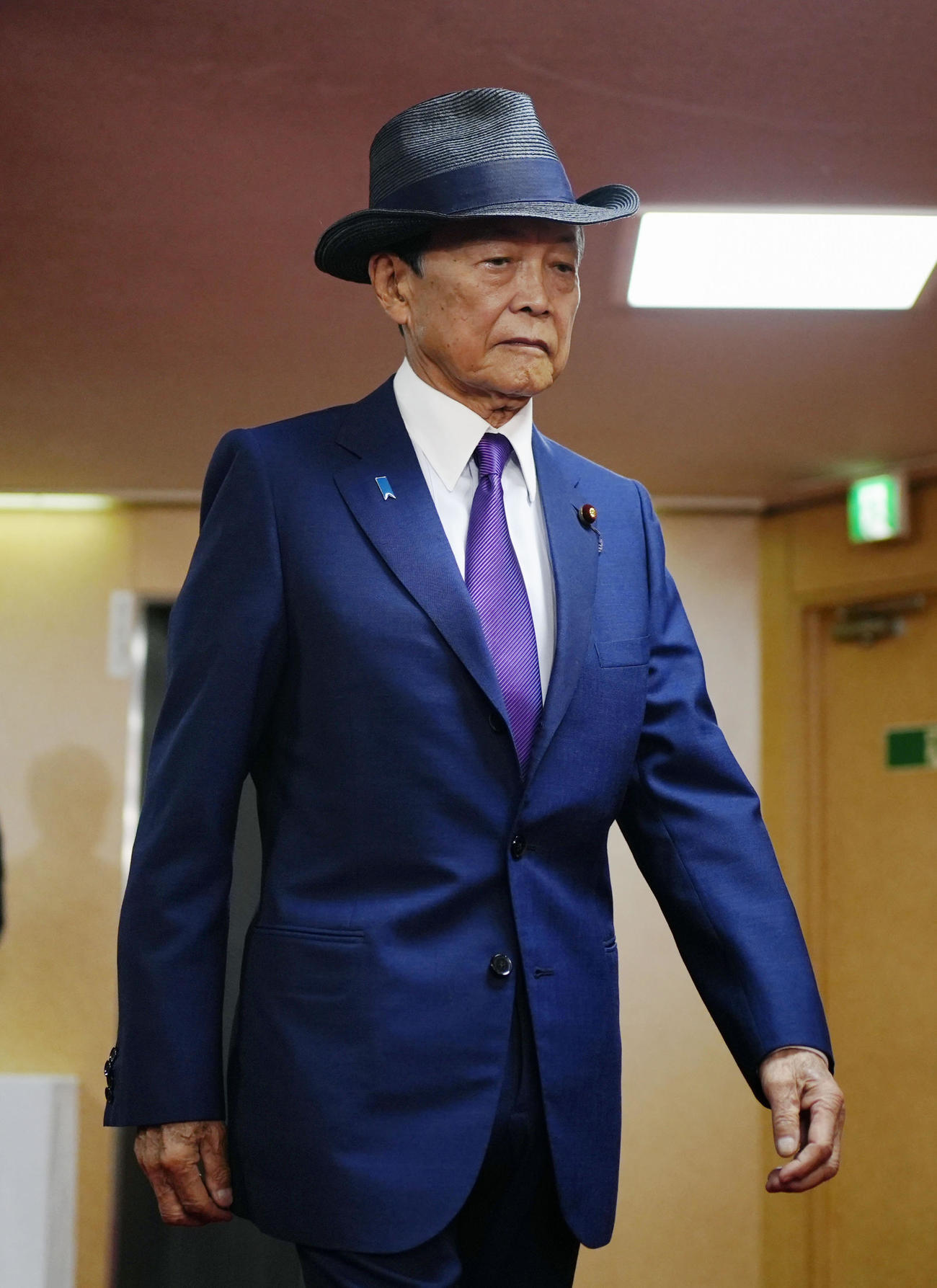 自民党本部に入った麻生太郎氏（共同）