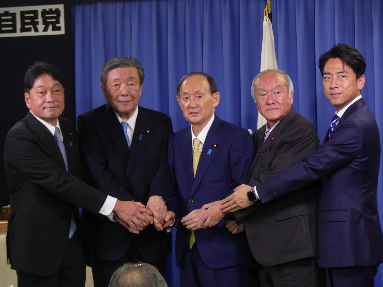 就任会見後写真撮影に臨む左から小野寺五典政調会長、森山裕幹事長、菅義偉副総裁、鈴木俊一総務会長、小泉進次郎選対委員長（撮影・中山知子）