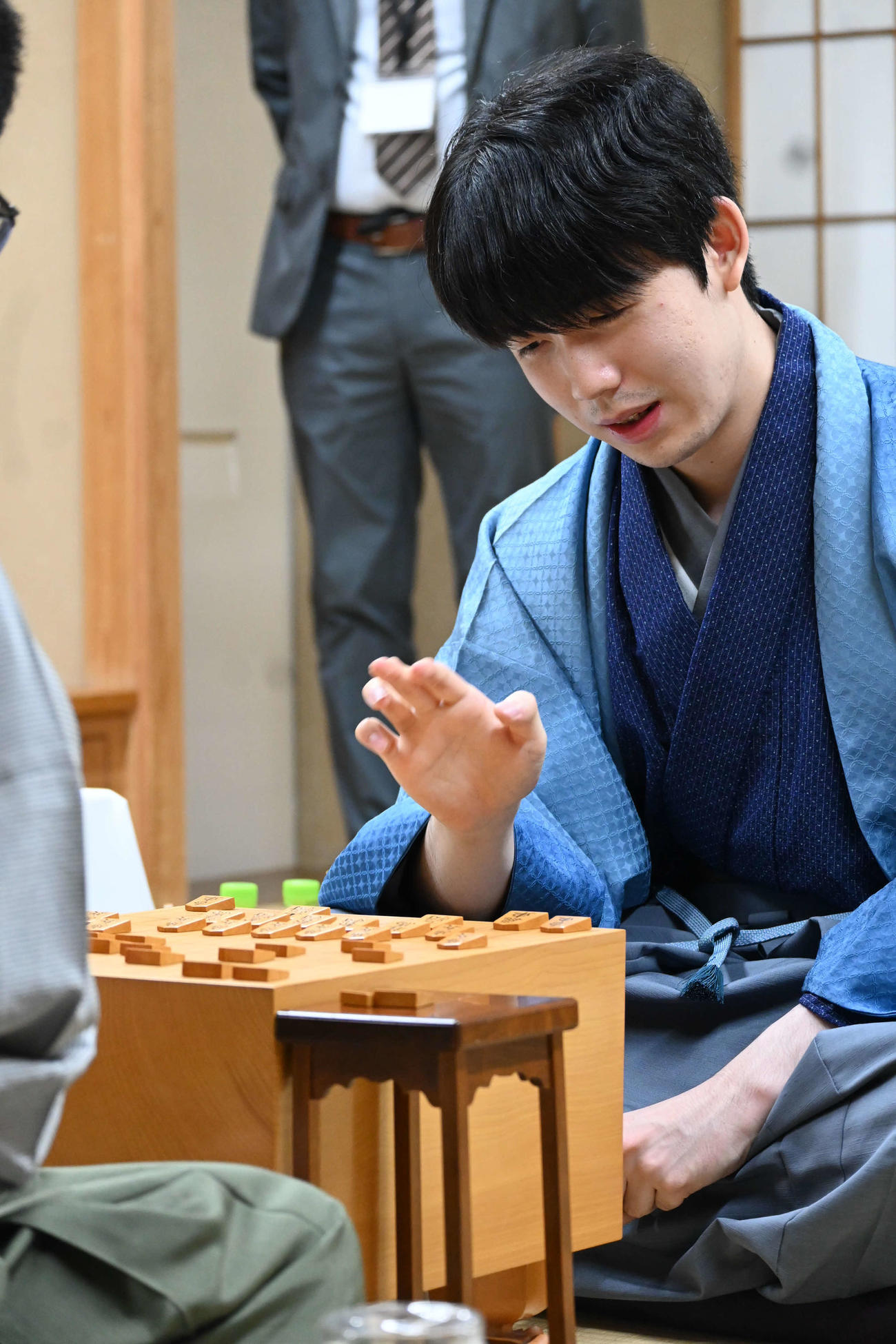 王座戦5番勝負第3局の終局後、感想戦を行う藤井聡太王座（撮影・松浦隆司）