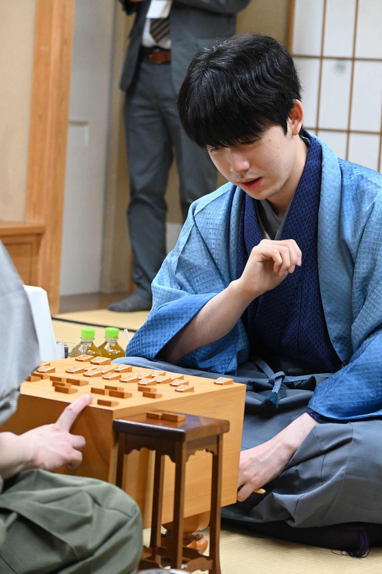 王座戦5番勝負第3局の終局後、感想戦を行う藤井聡太王座（撮影・松浦隆司）