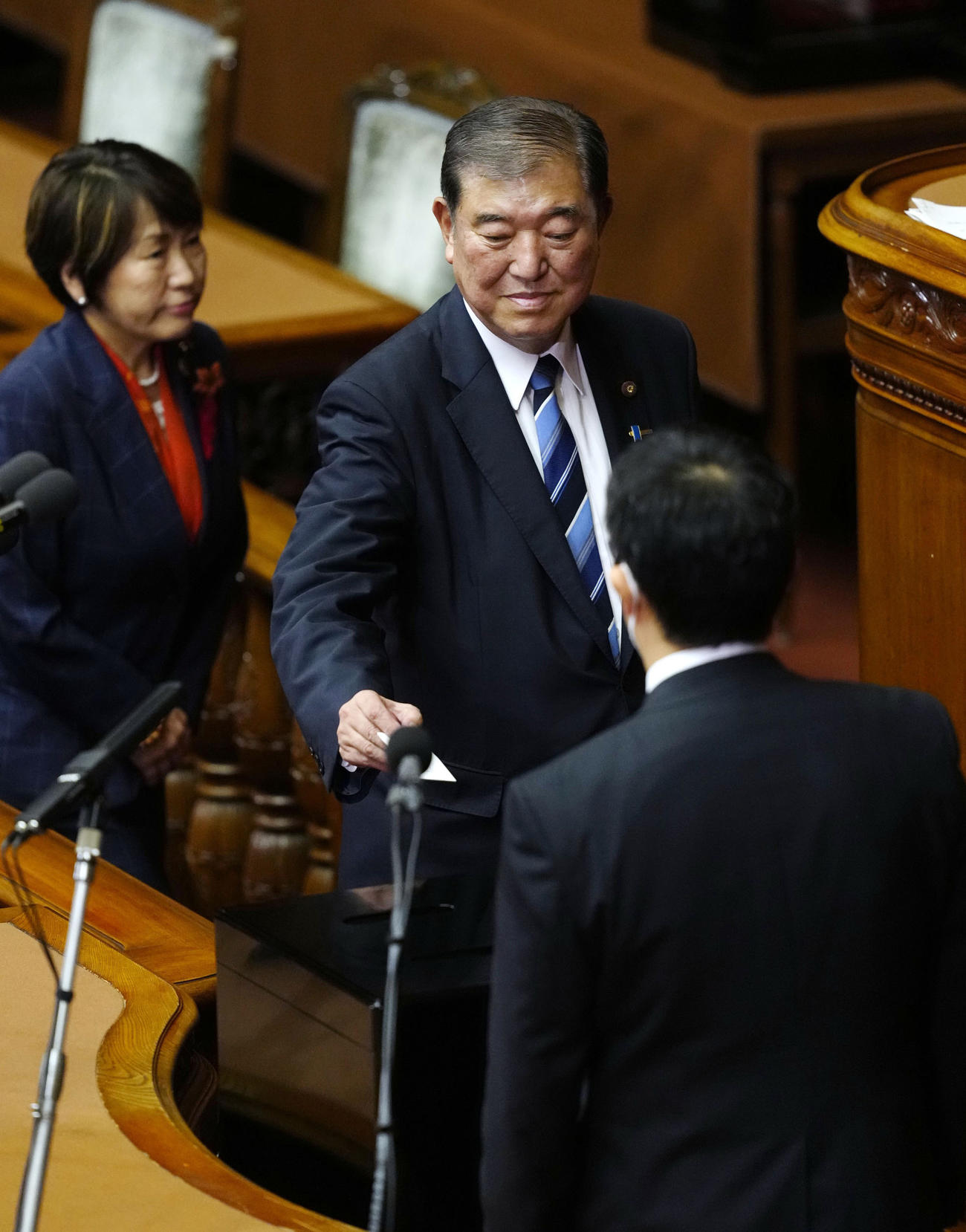 衆院本会議の首相指名選挙で投票する自民党の石破茂総裁（共同）