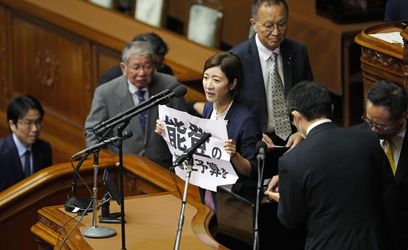 衆院本会議の首相指名選挙で、登壇時に「能登の補正予算を」と書いた紙を掲げるれいわ新選組の大石共同代表（共同）