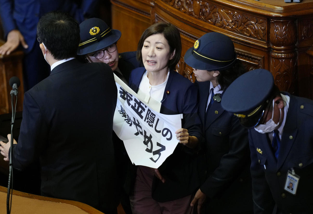 衆院本会議の首相指名選挙で、登壇時に「裏金隠しの解散やめろ」と書いた紙を手にするれいわ新選組の大石共同代表（共同）