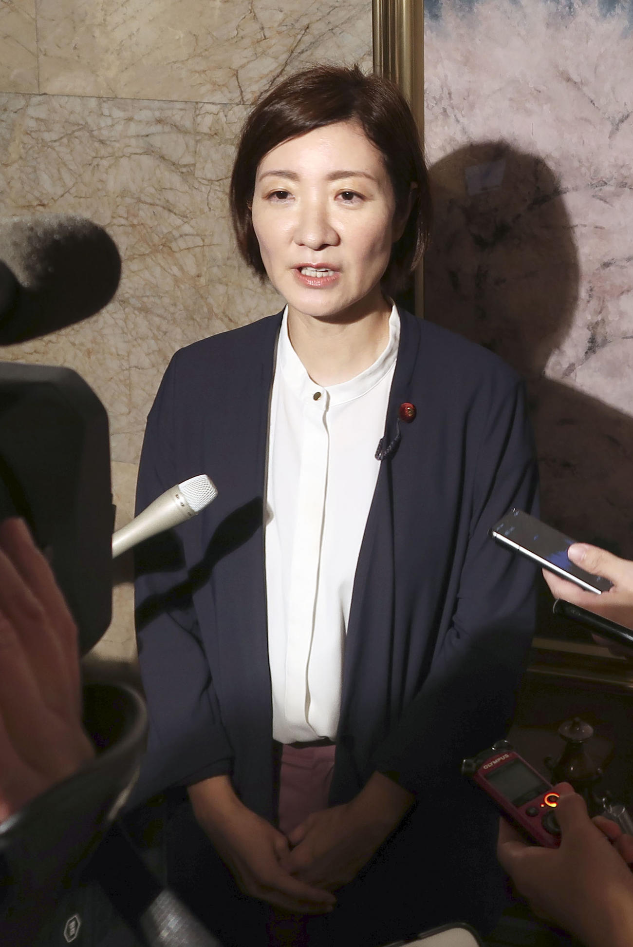 記者団の取材に応じるれいわ新選組の大石共同代表（共同）