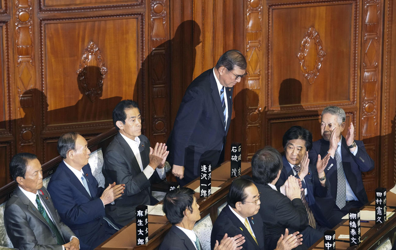 衆院本会議で第102代首相に指名され、一礼する自民党の石破茂総裁。左端は麻生太郎最高顧問、同2人目は菅義偉副総裁（共同）