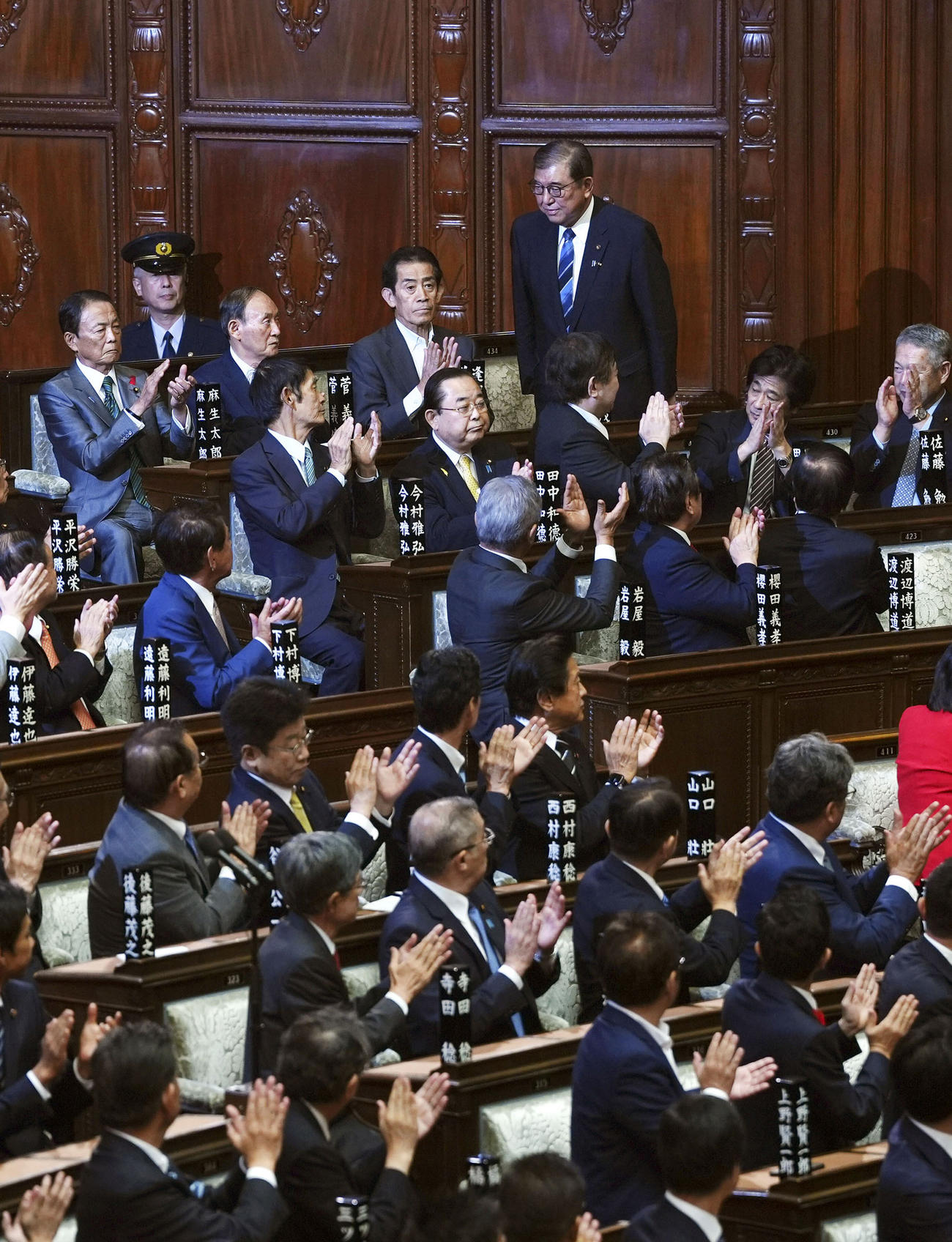 衆院本会議で第102代首相に指名され、起立する自民党の石破茂総裁（共同）