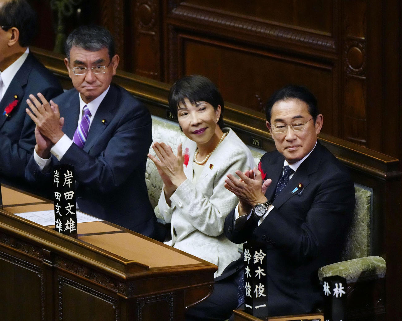 衆院本会議で自民党の石破茂総裁が第102代首相に指名され、拍手する（右から）岸田文雄氏、高市早苗氏、河野太郎氏（共同）