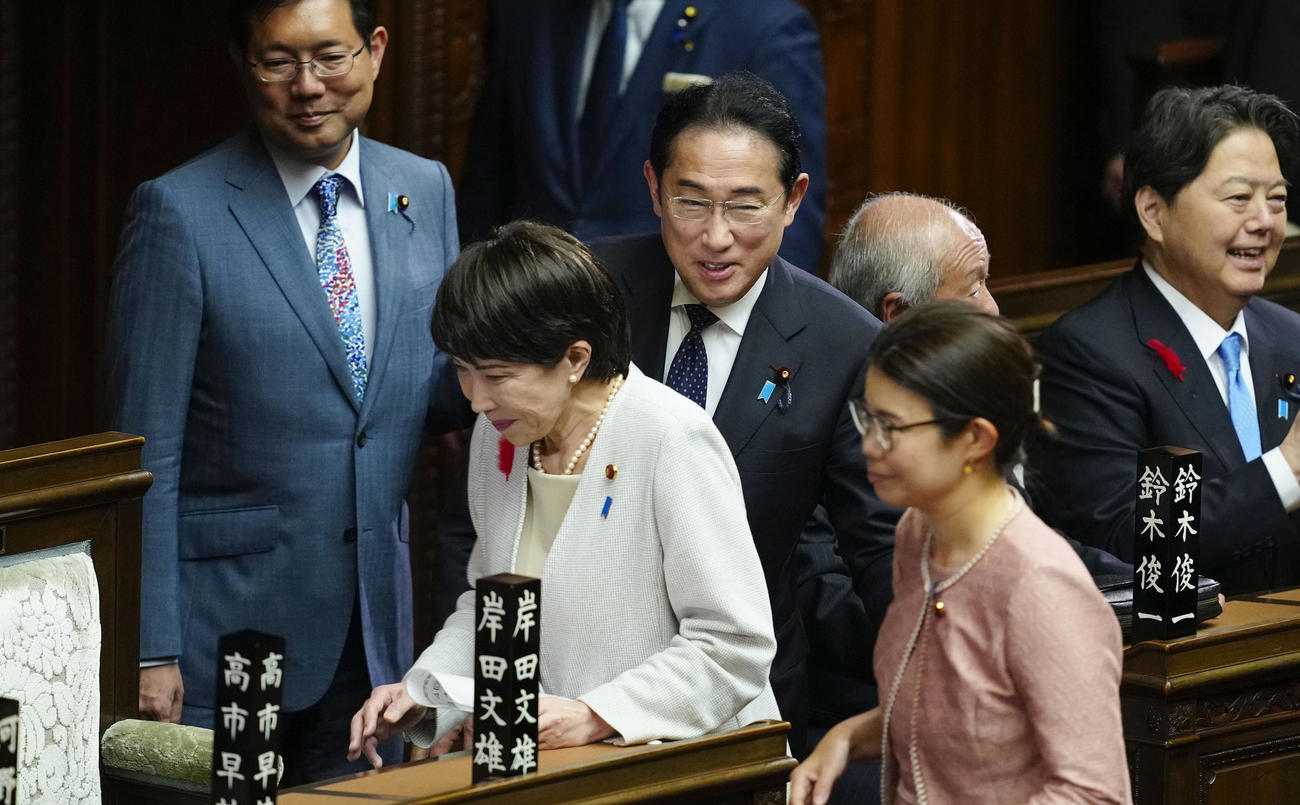 衆院本会議に臨む岸田首相（中央右）と高市早苗氏（同左）（共同）