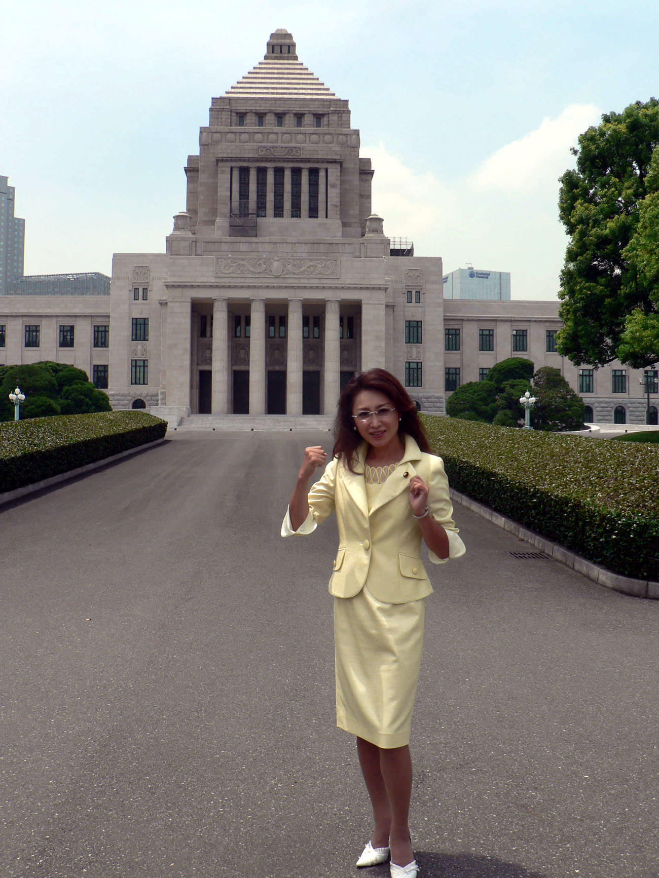参議院の当選証書授与式のため、議員バッジを胸に、参院選で当選後初めて国会議事堂を訪れた自民党の三原じゅん子氏（2010年7月20日撮影）