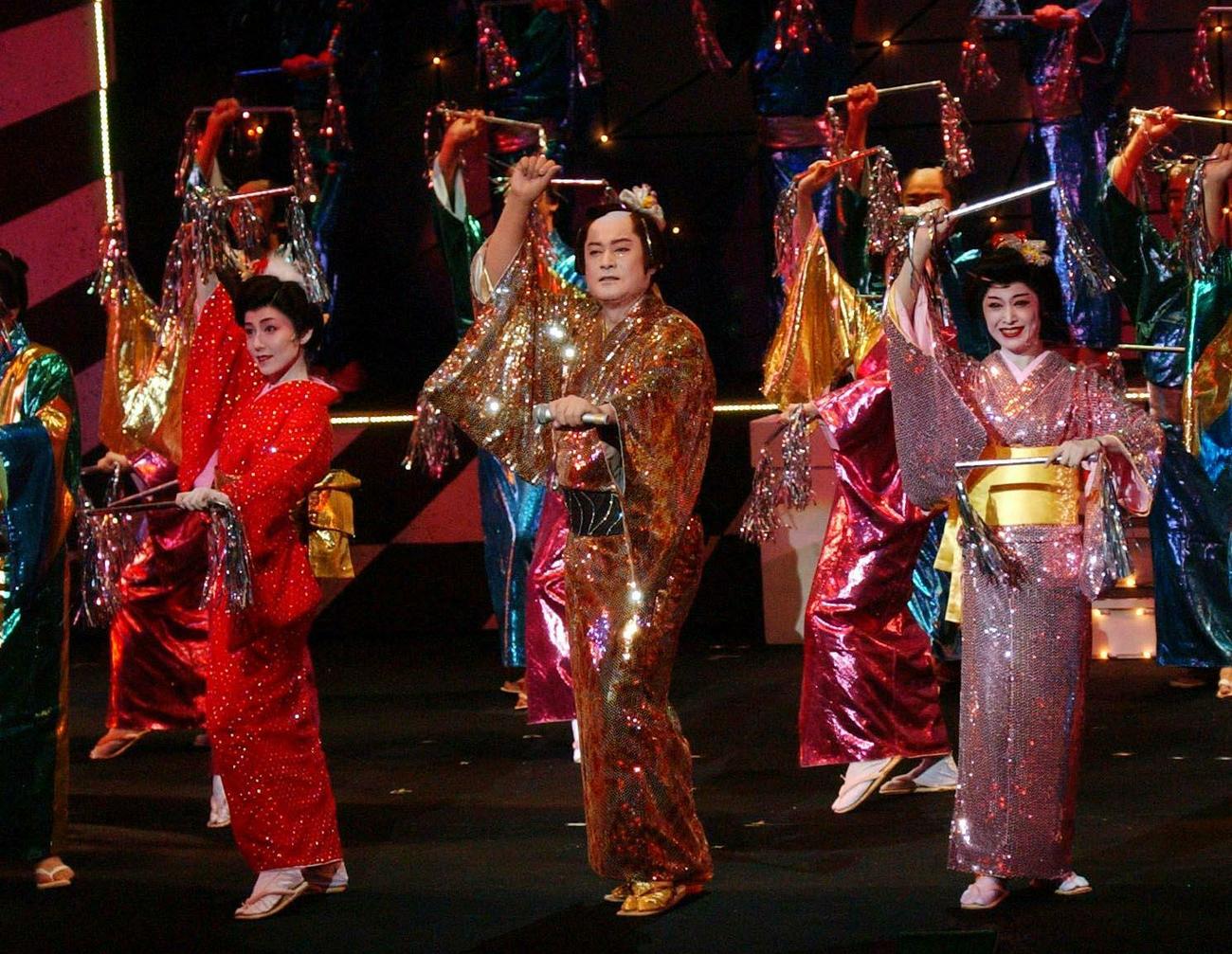 松平健・錦秋公演。フィナーレで「マツケンサンバ2」を歌う松平健（中央）、左は大鳥れい、右は三原じゅん子（2004年10月2日撮影）