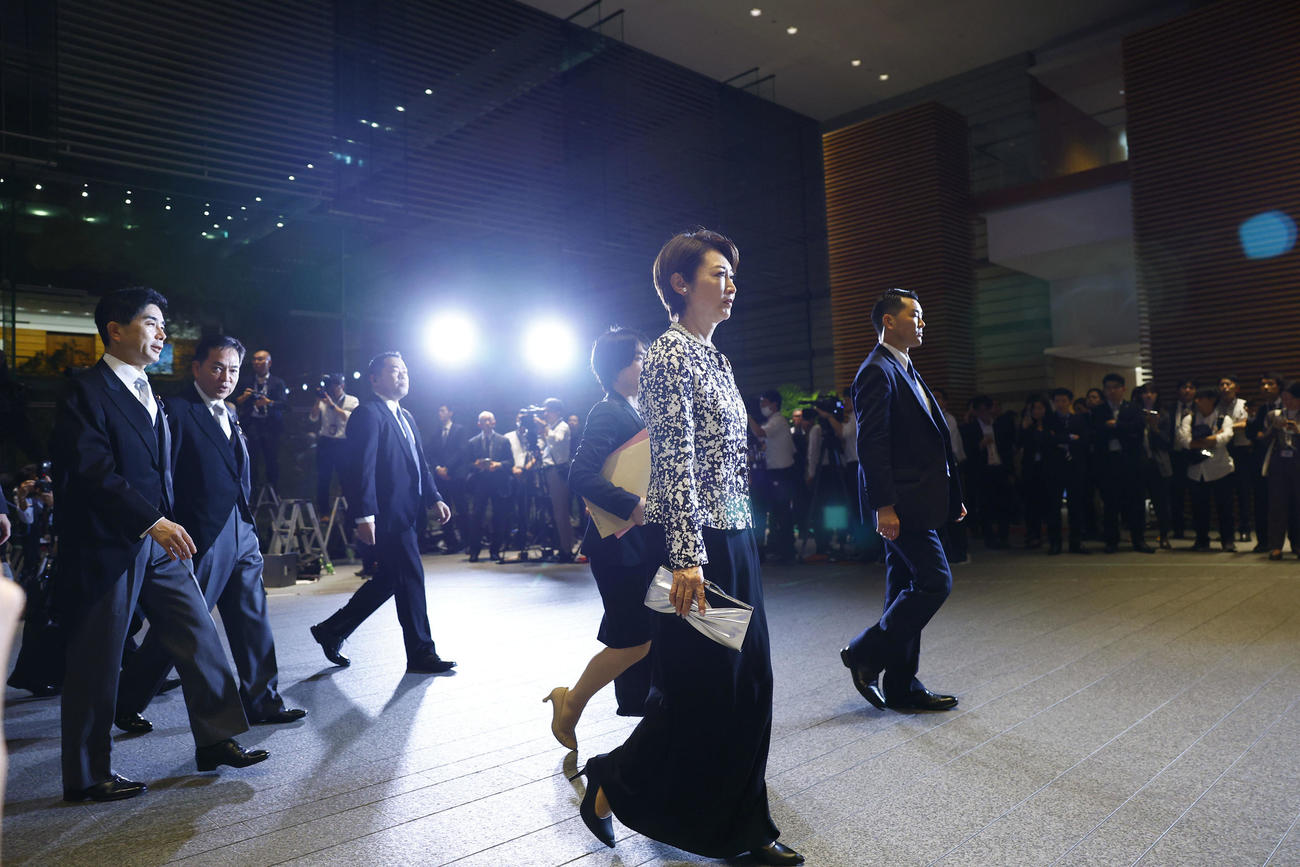 皇居での認証式のため、首相官邸を出る三原じゅん子こども政策相（中央手前）（共同）