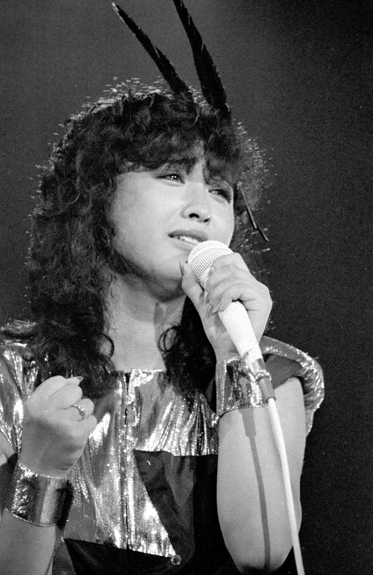 81年、熱唱する三原順子
