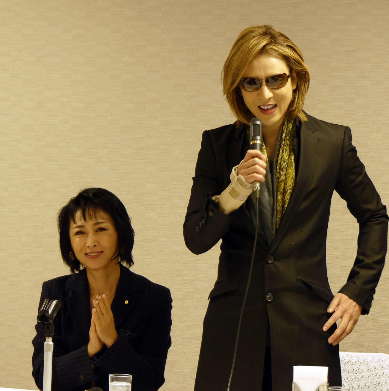 自民党のクールジャパン戦略推進特命委員会に出席したYOSHIKI。左は三原じゅん子参院議員（2016年11月30日撮影）