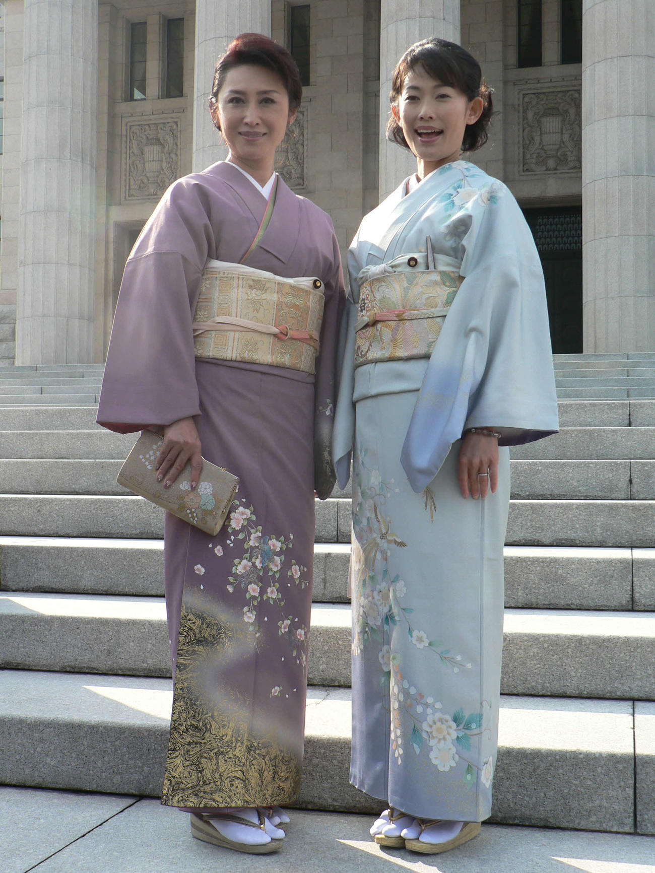 着物姿で通常国会召集日に彩りを添えた自民党の三原じゅん子（左）、丸川珠代両参院議員（2011年1月24日撮影）