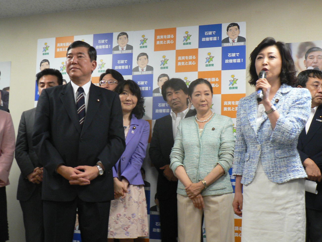 石破茂前政調会長（左）の出陣式には、三原じゅん子参院議員（右）や小池百合子元防衛相、片山さつき参院議員ら女性議員が駆けつけた（2012年9月14日撮影）