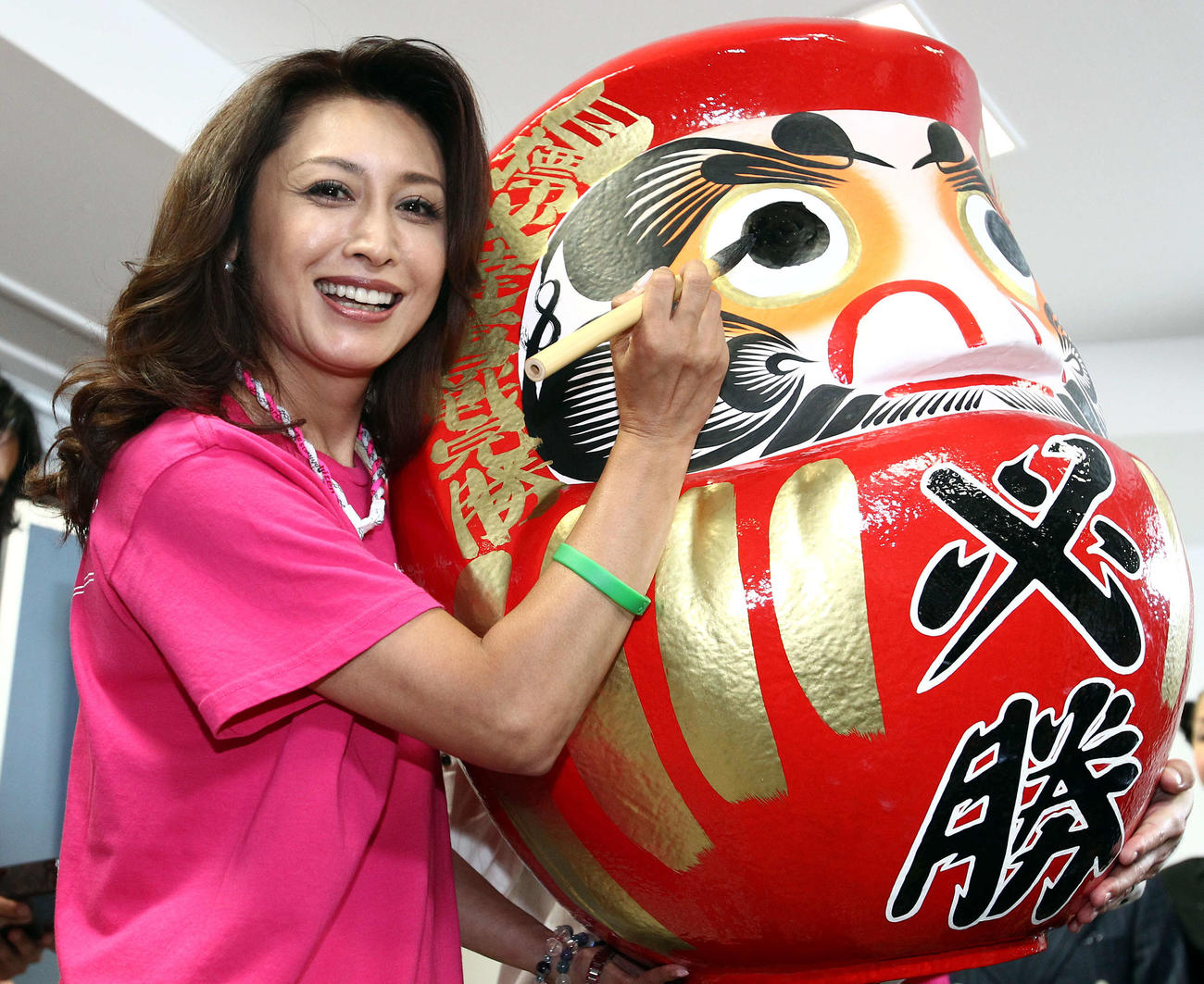 第22回参院選投開票　自民党比例代表で当選を決めた三原じゅん子氏は笑顔でダルマに目を入れる（2010年7月11日撮影）