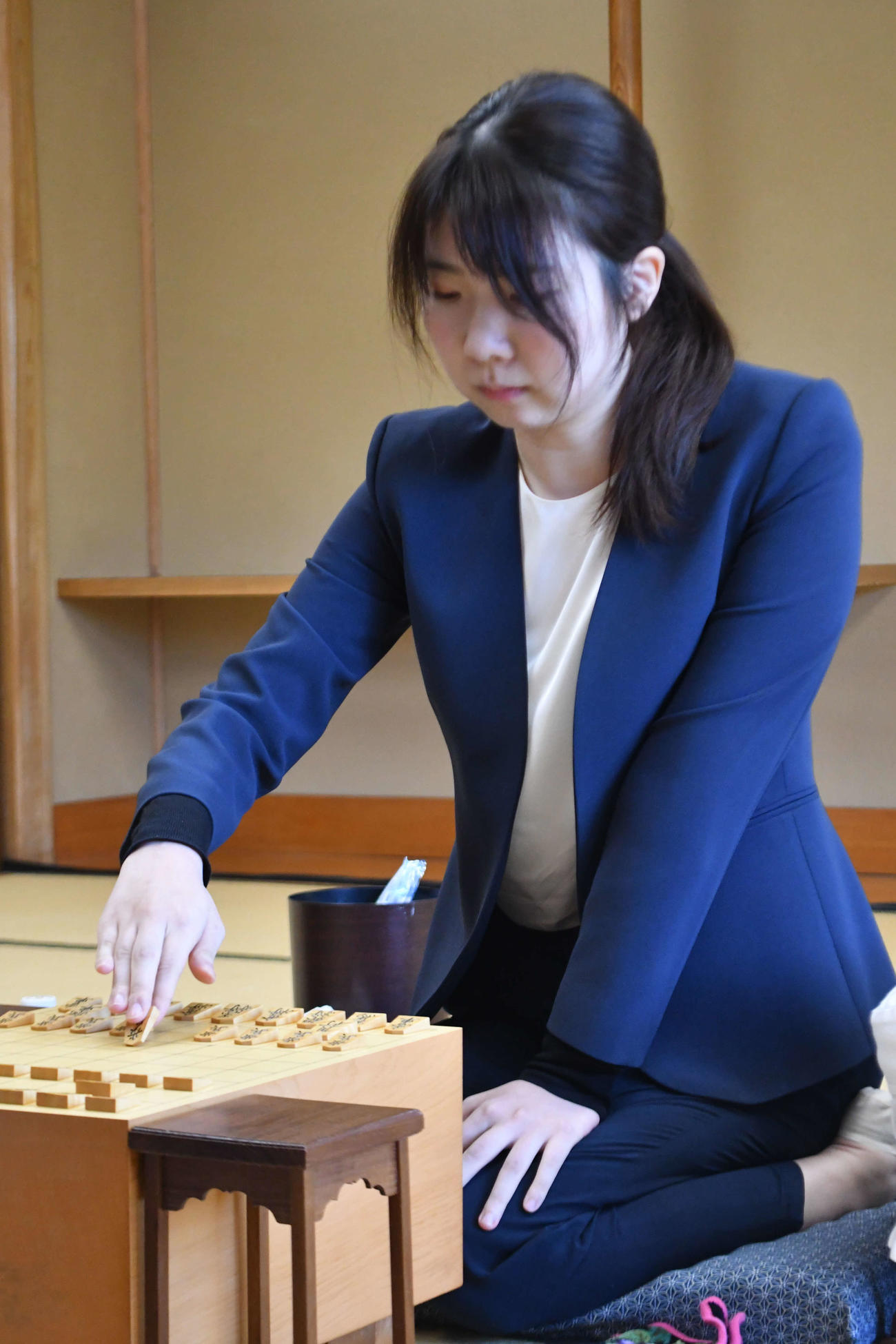 山川泰熙四段を相手に編入試験連勝を狙って初手を指す西山朋佳女流3冠