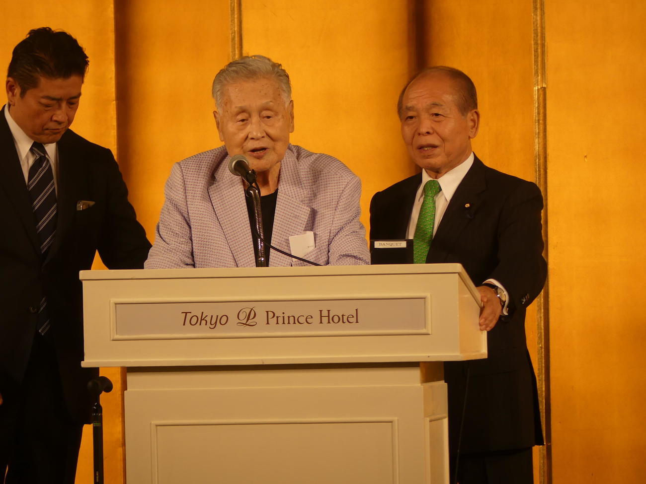鈴木宗男参院議員（右）の「叱咤激励する会」であいさつする森喜朗元首相（撮影・中山知子）