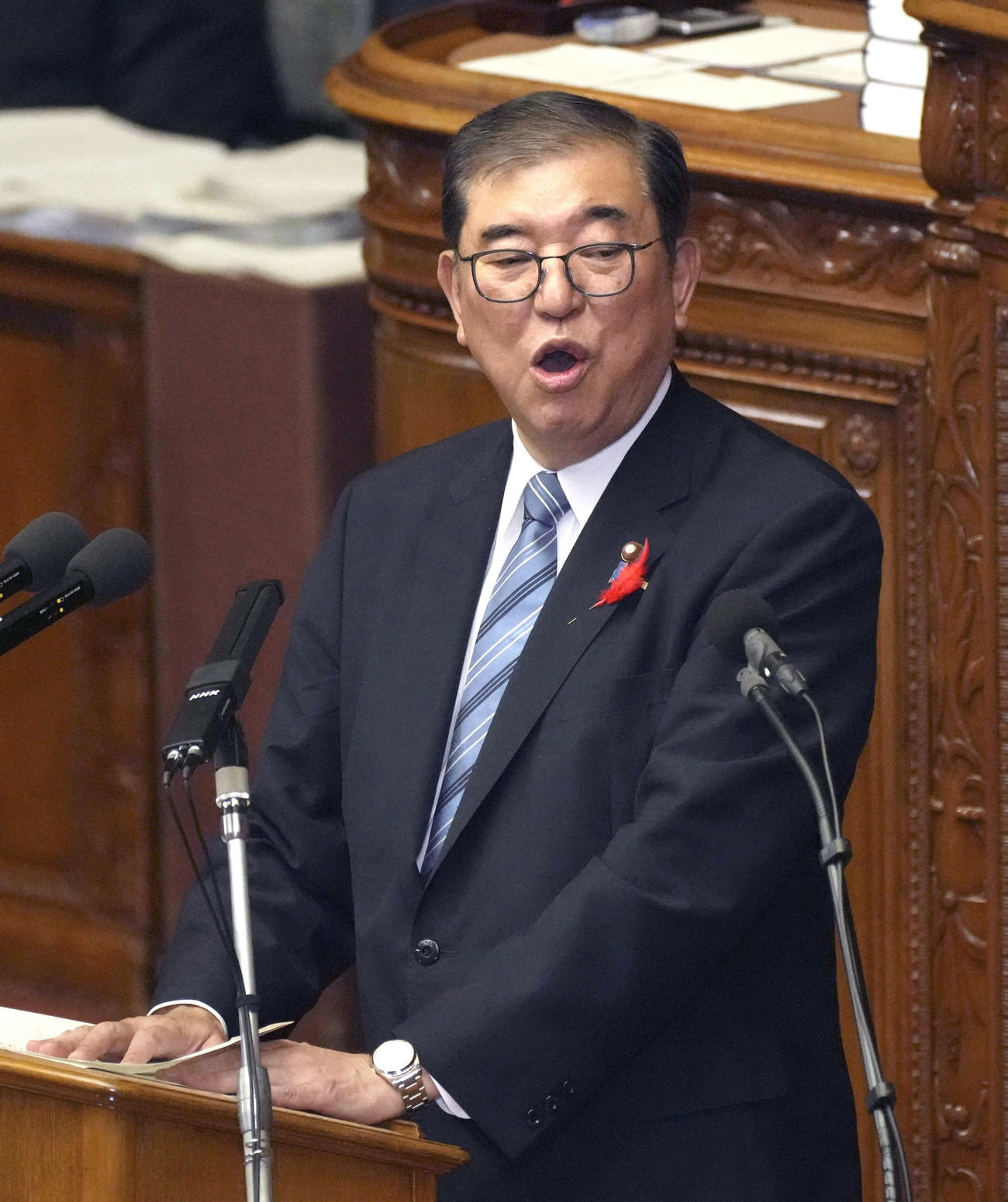 衆院本会議で就任後初めての所信表明演説をする石破首相（共同）