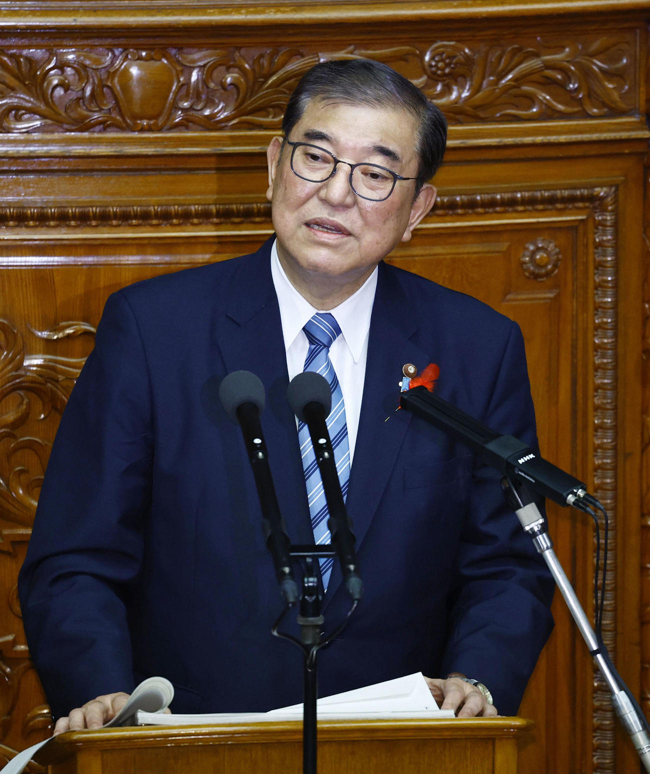 衆院本会議で就任後初めての所信表明演説をする石破首相（共同）