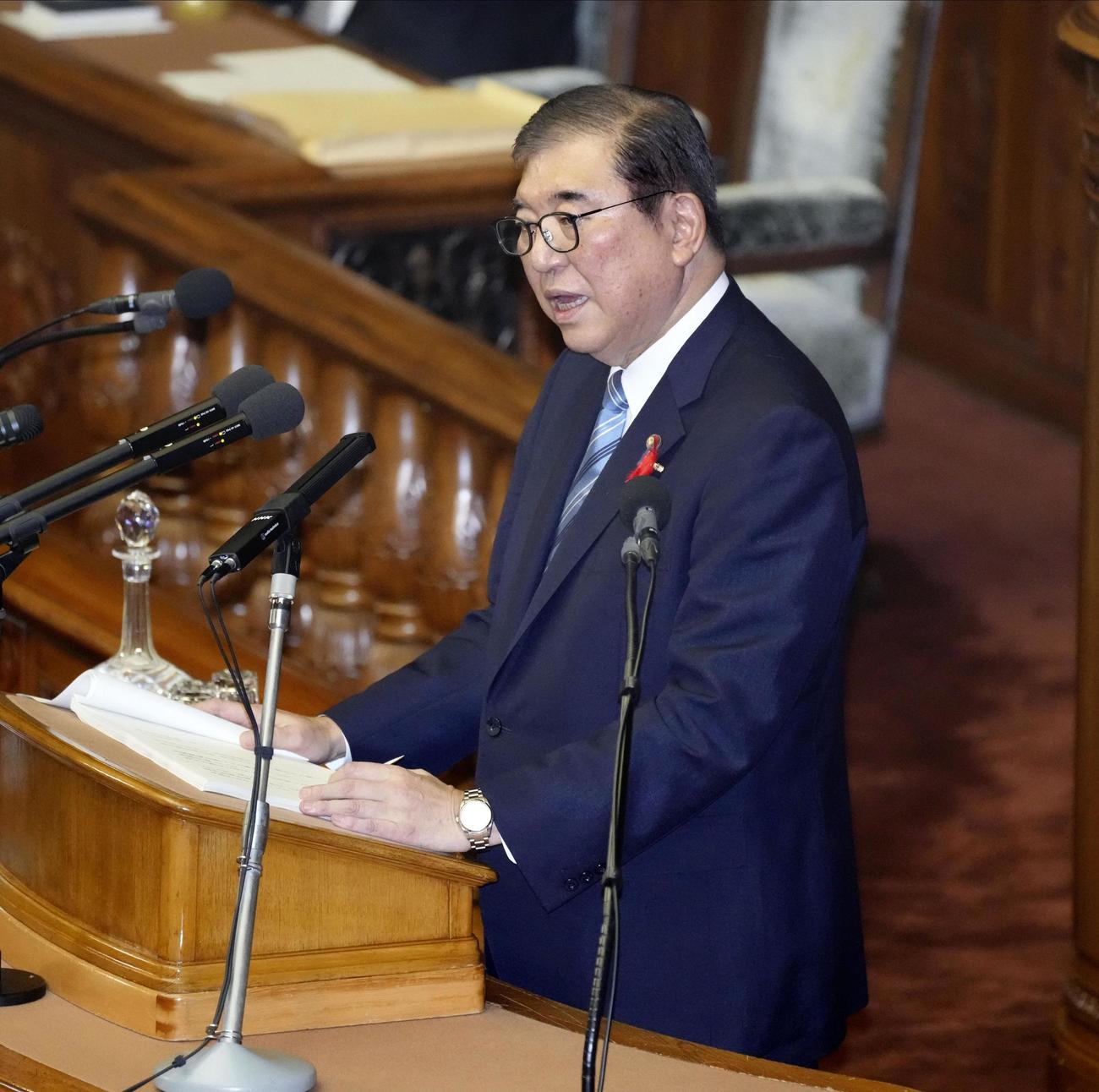 衆院本会議で就任後初めての所信表明演説をする石破首相（共同）