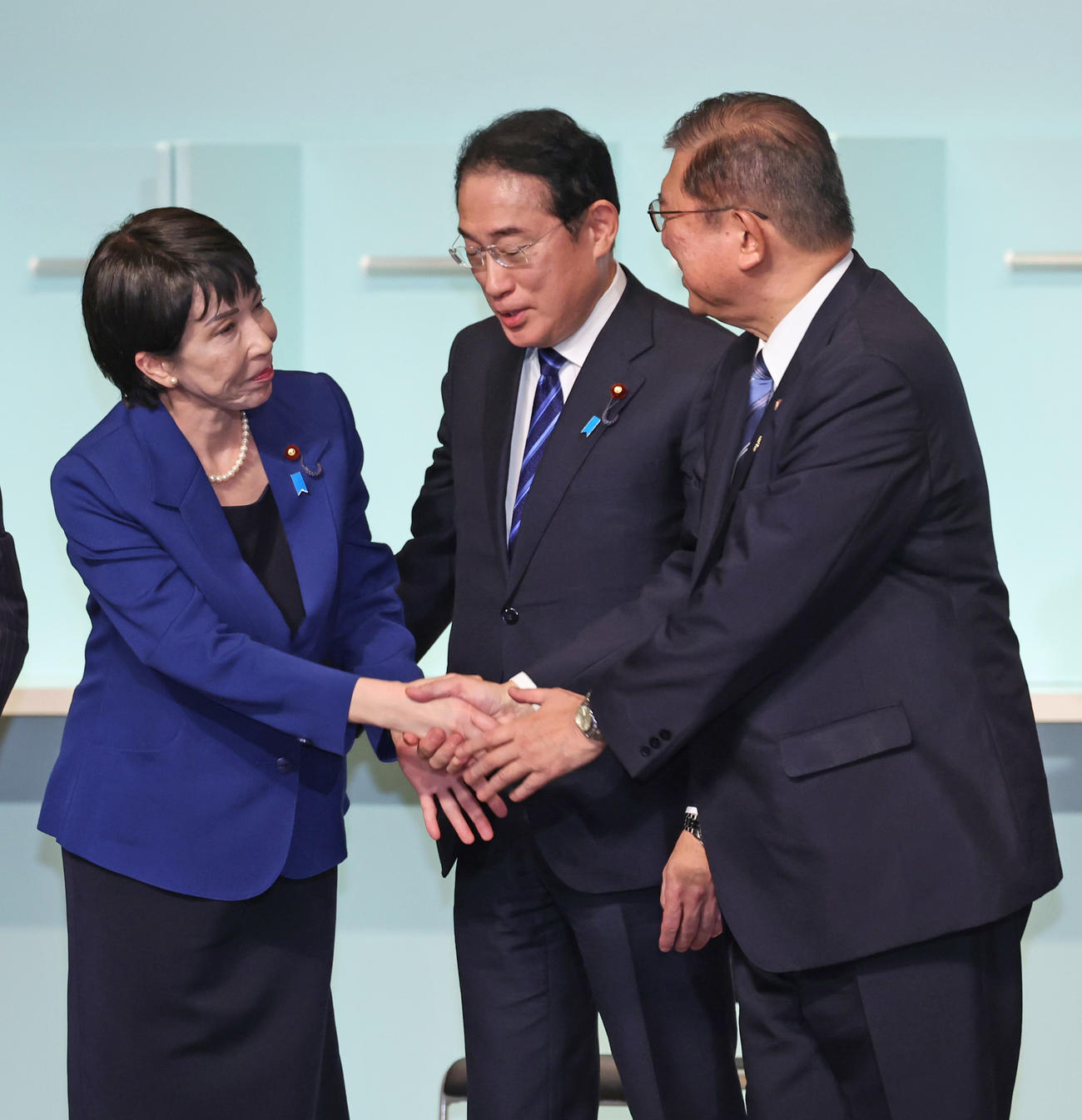 自民党総裁選を終え握手する左から高市早苗氏、岸田文雄氏、石破茂新総裁（2024年9月　代表撮影）