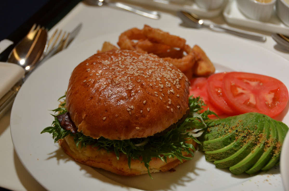 佐々木勇気八段が初日ランチで頼んだ「国産牛ビッグハンバーガー」（日本将棋連盟提供）