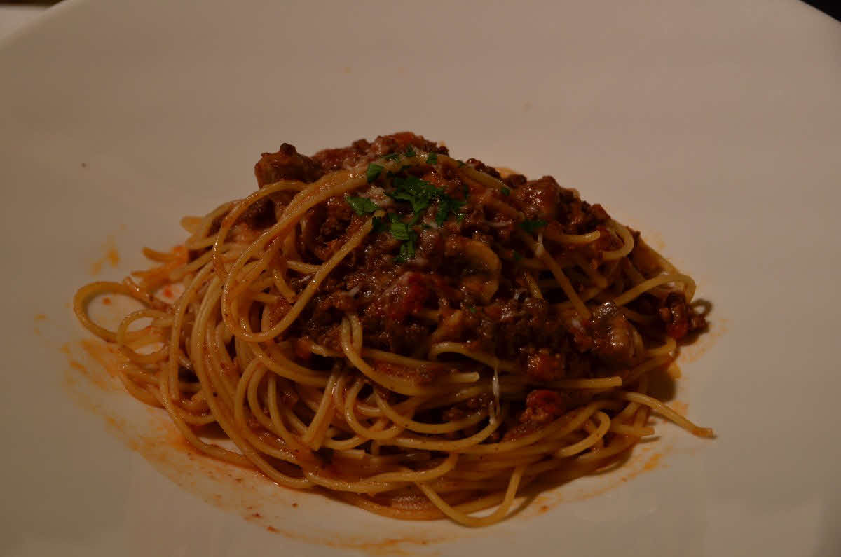 佐々木勇気八段が初日ランチで注文した「ミートソースのスパゲッティ　ボロネーズ」（日本将棋連盟提供）