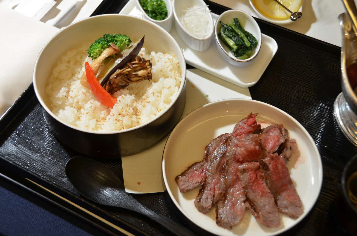 藤井聡太竜王の初日ランチは「国産牛の網焼きステーキ重温野菜添え」「アイスレモンティー」（日本将棋連盟提供）