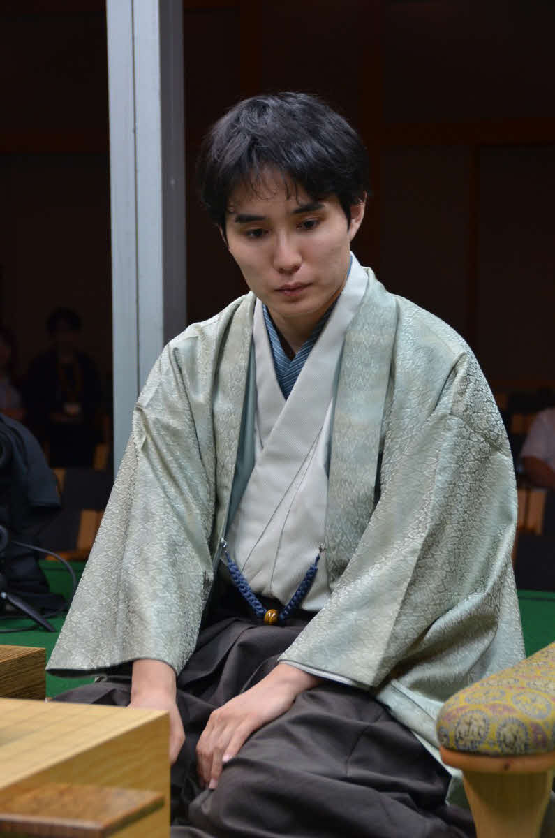 午前おやつと昼食のダブルオーダーが注目を浴びたタイトル戦初登場の佐々木勇気八段（日本将棋連盟提供）