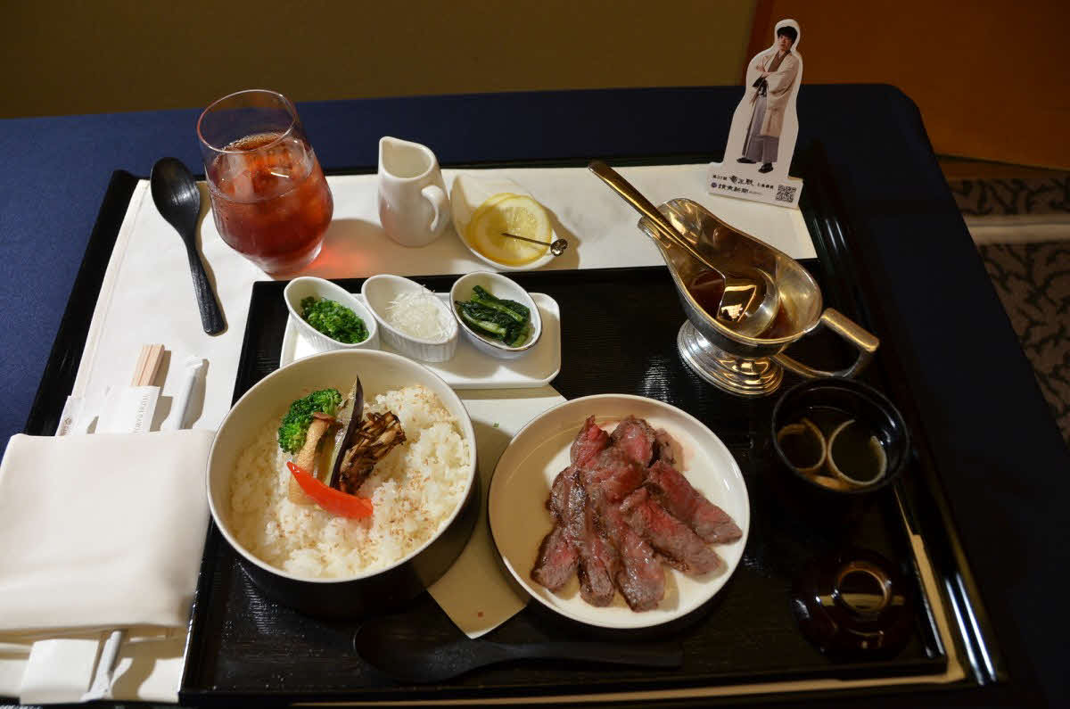 藤井聡太竜王の初日ランチは「国産牛の網焼きステーキ重温野菜添え」「アイスレモンティー」（日本将棋連盟提供）