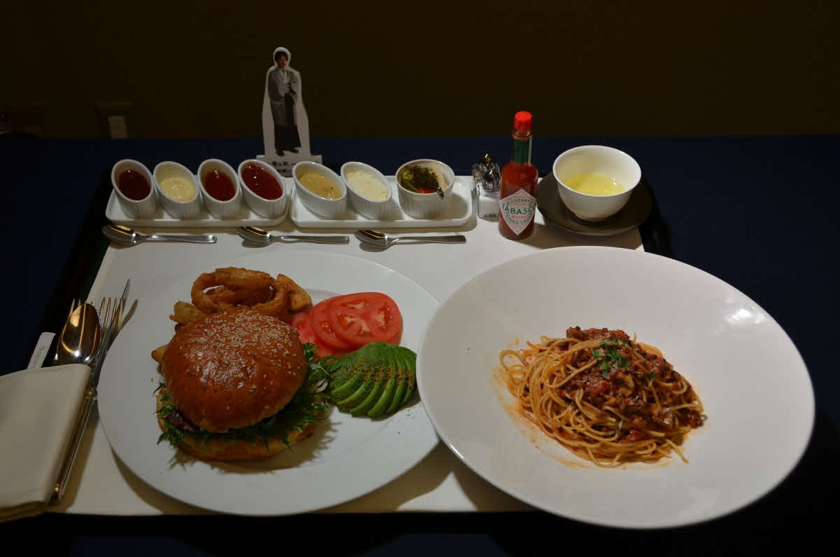佐々木勇気八段の初日ランチは「ミートソースのスパゲッティ　ボロネーズ」「国産牛ビッグハンバーガー」「温かい緑茶」（日本将棋連盟提供）
