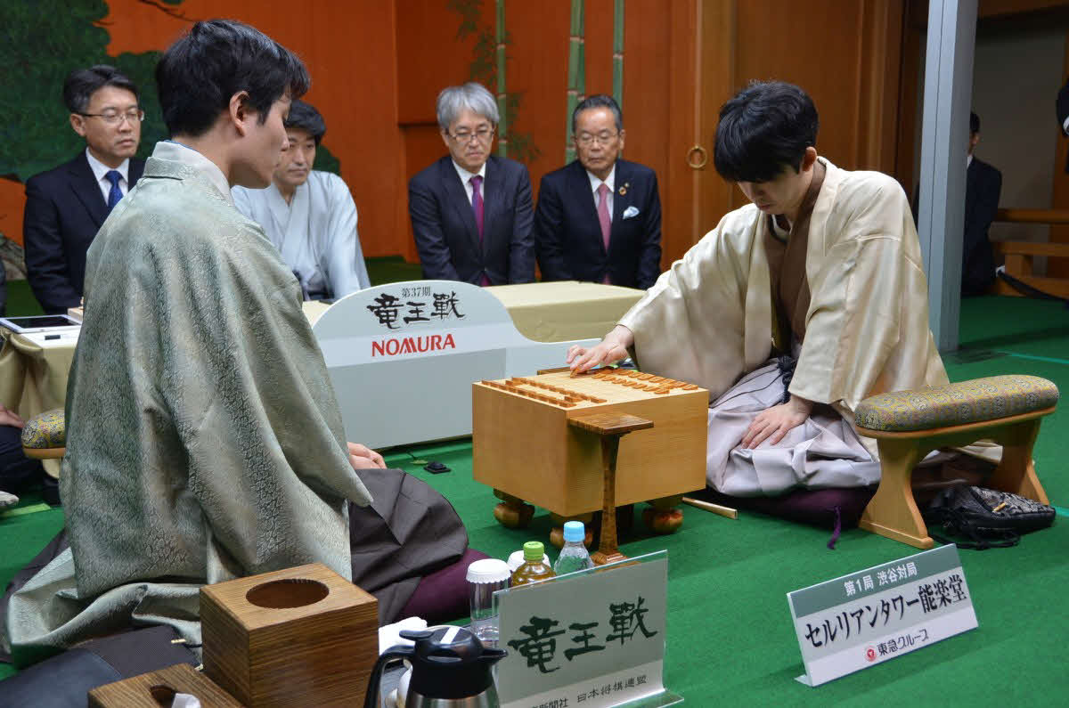 竜王戦開幕局は藤井聡太竜王（右）の先手でスタート（左は挑戦者の佐々木勇気八段、日本将棋連盟提供）
