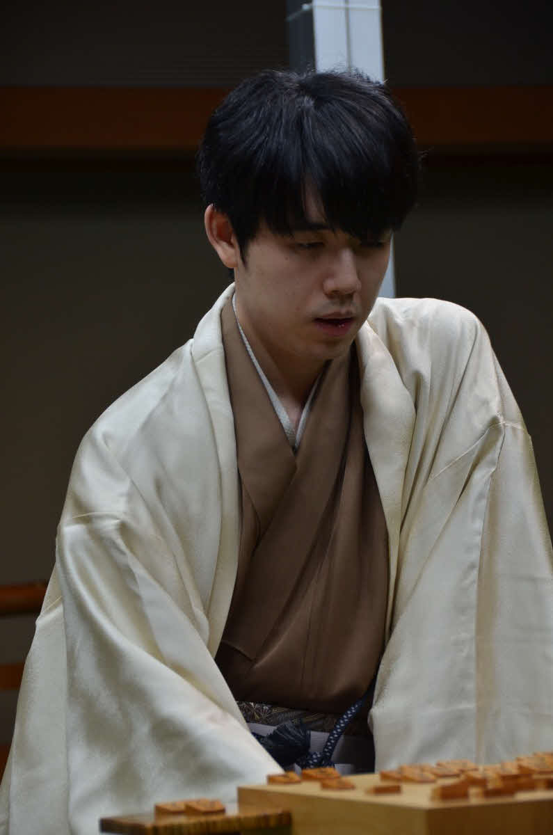 挑戦者の佐々木勇気八段とタイトル戦で初めてぶつかった藤井聡太竜王（日本将棋連盟提供）