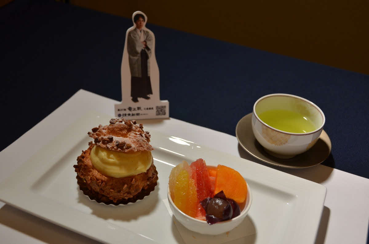 佐々木勇気八段の初日午後のおやつは「シューパリジャン」「温かい緑茶」（日本将棋連盟提供）