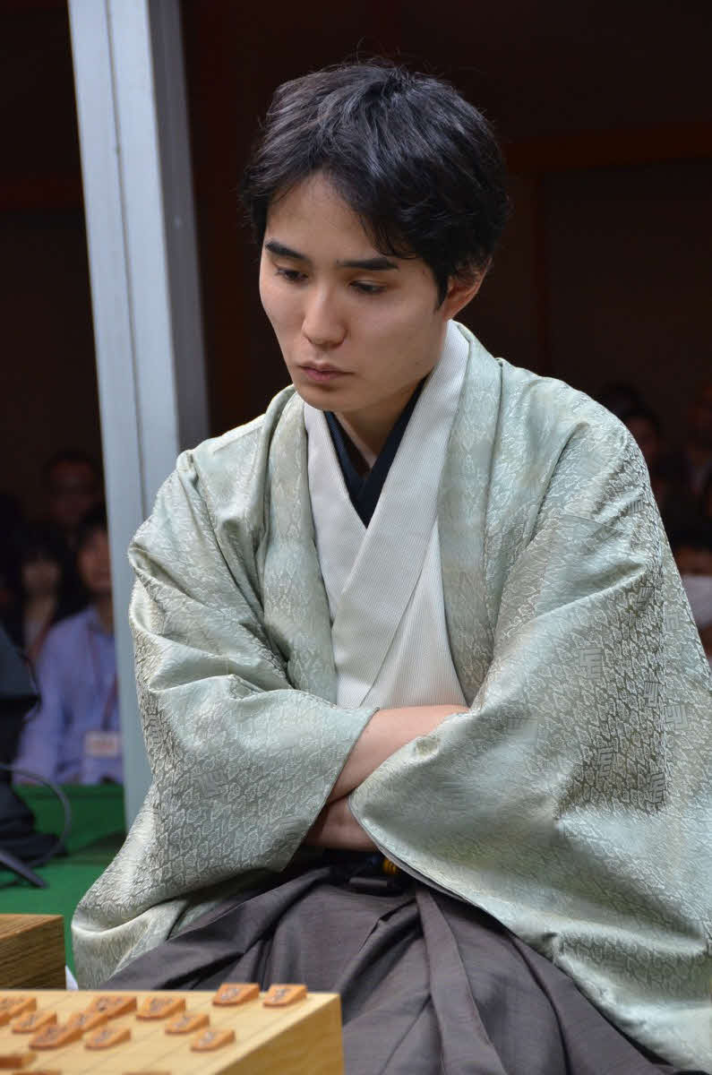 初日午前のおやつと昼食のダブルオーダーで注目された佐々木勇気八段は藤井聡太竜王を相手にタイトル戦初登場初勝利を目指す（日本将棋連盟提供）