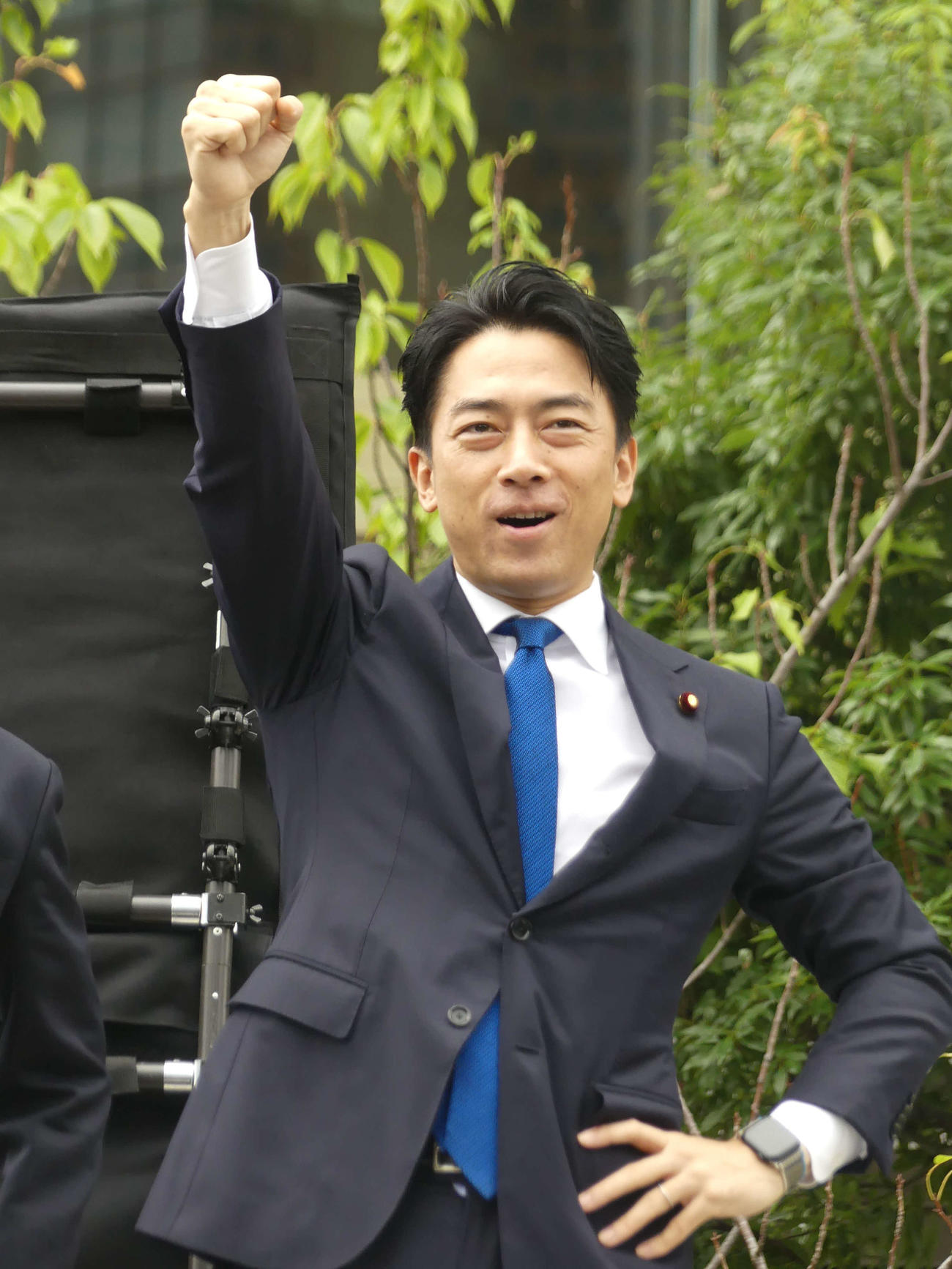 新人候補の応援演説を行いガンバローを叫ぶ自民党の小泉進次郎選対委員長（撮影・中山知子）