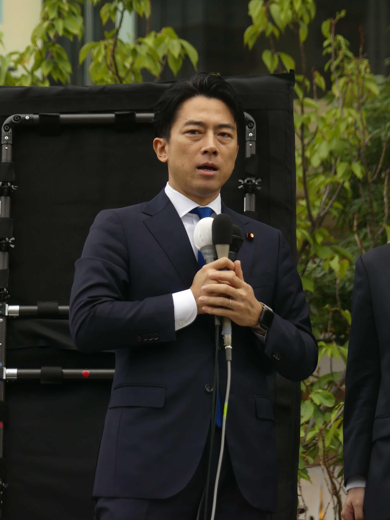 衆院選東京15区に擁立する新人候補の応援で、就任後初の街頭演説を行う自民党の小泉進次郎選対委員長（撮影・中山知子）