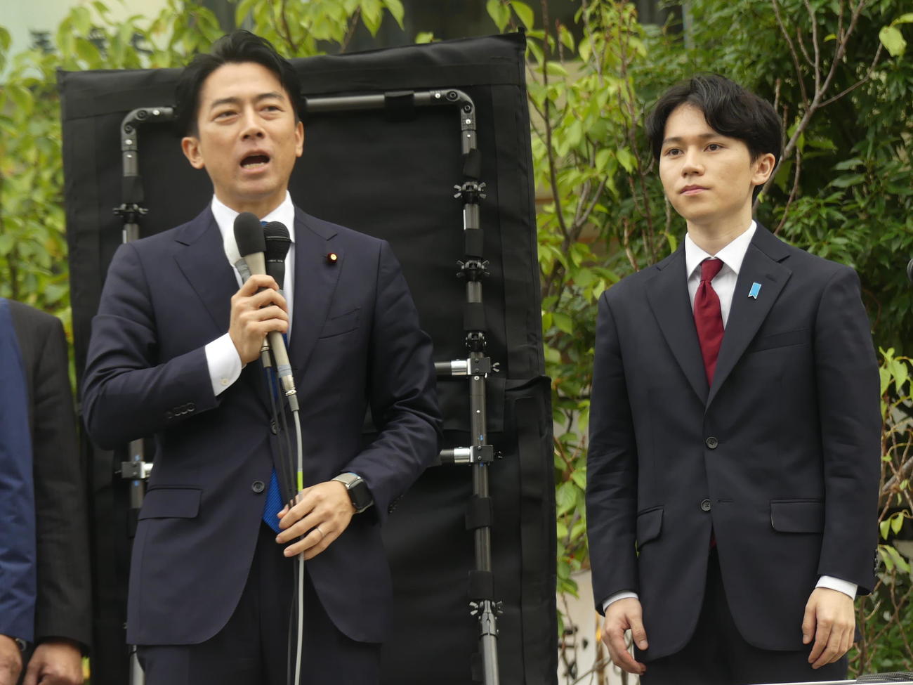 衆院選東京15区に擁立する大空幸星氏（右）の街頭演説で、就任後初の応援演説を行う自民党の小泉進次郎選対委員長（撮影・中山知子）