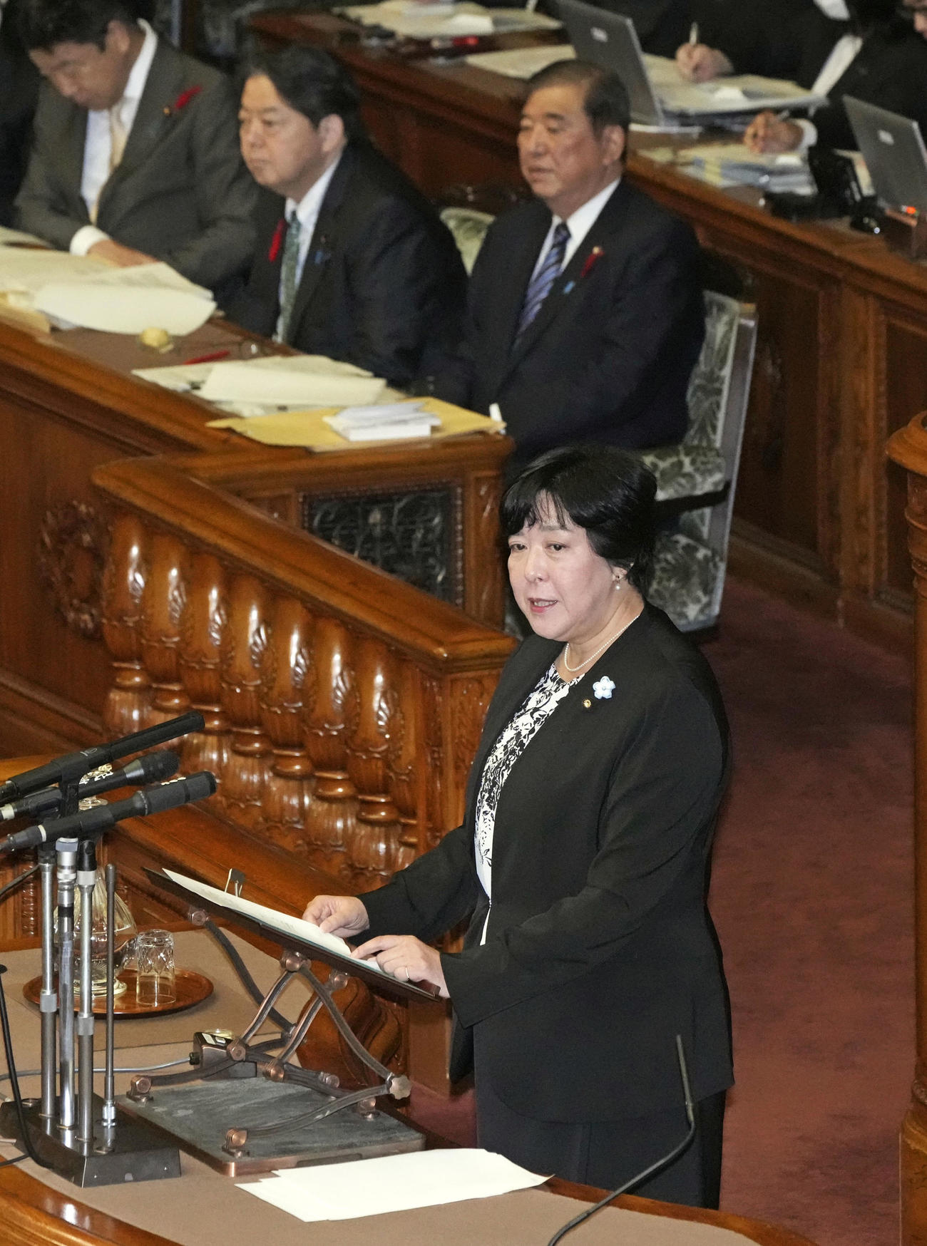 参院本会議で代表質問する立憲民主党の田名部参院幹事長。奥右は石破首相（共同）