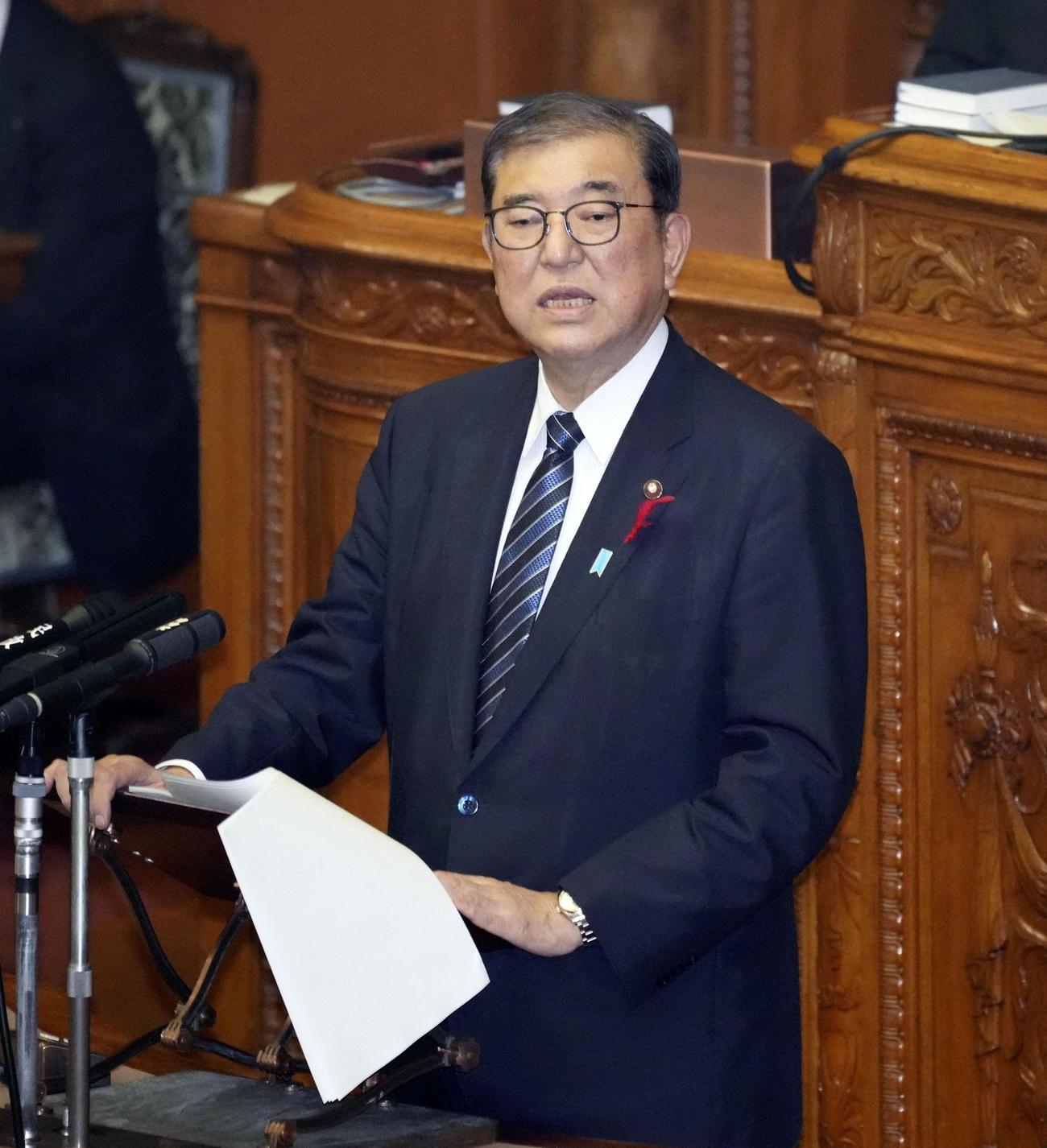 参院本会議で答弁する石破首相（共同）