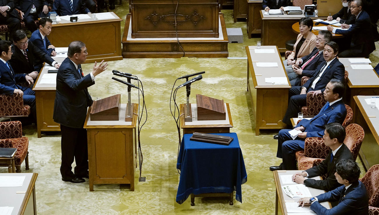 党首討論で立憲民主党の野田代表（右手前から3人目）の質問に答弁する石破首相（共同）