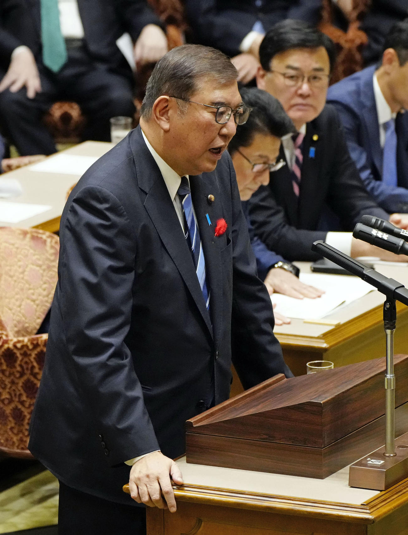 党首討論で答弁する石破首相（共同）