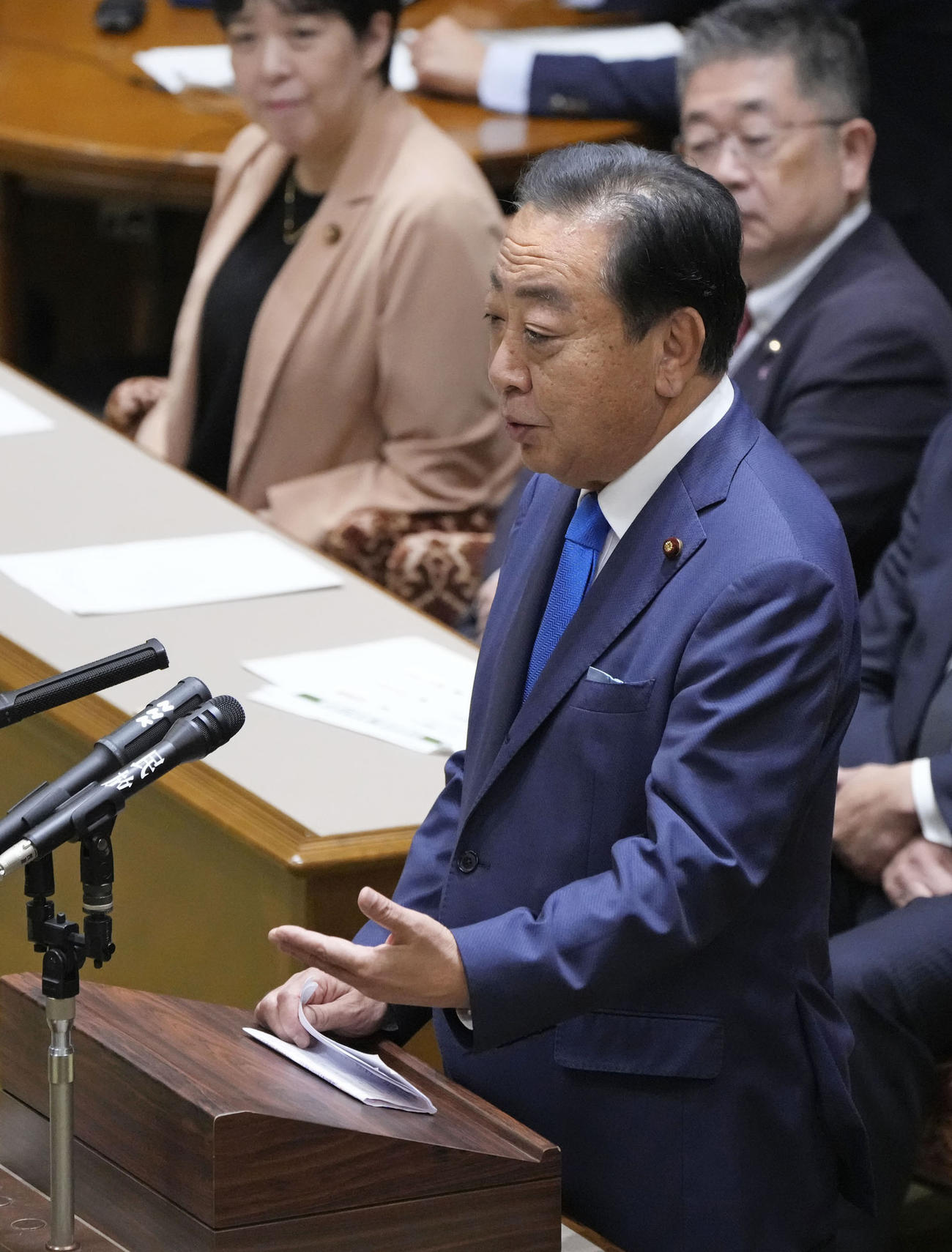 党首討論で質問する立憲民主党の野田代表（共同）